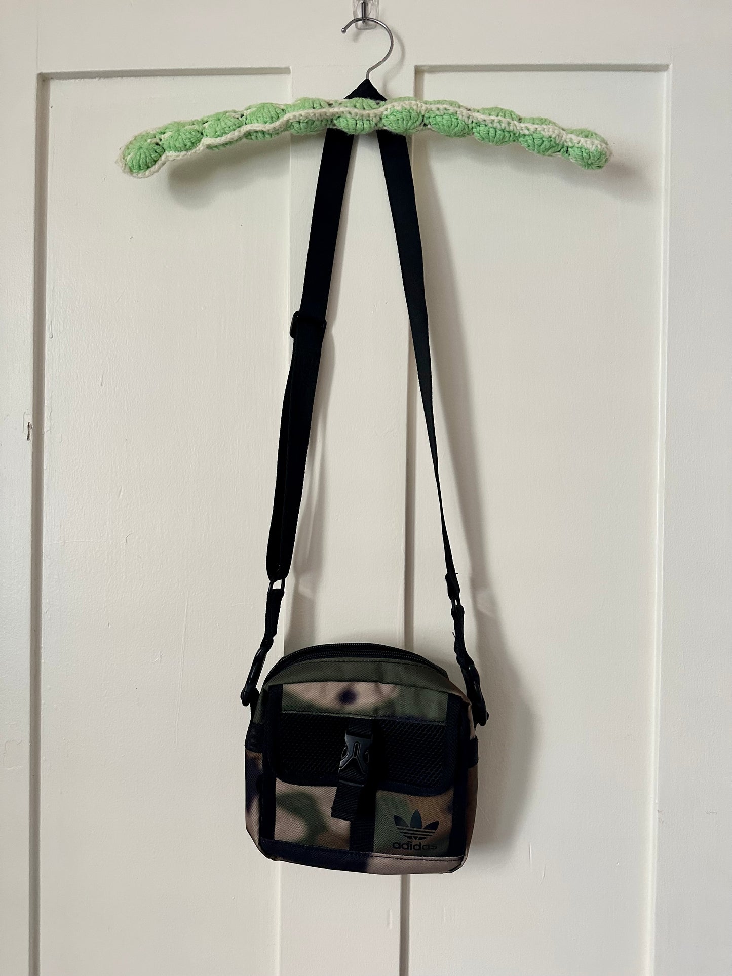 Camo Adidas crossbodytas