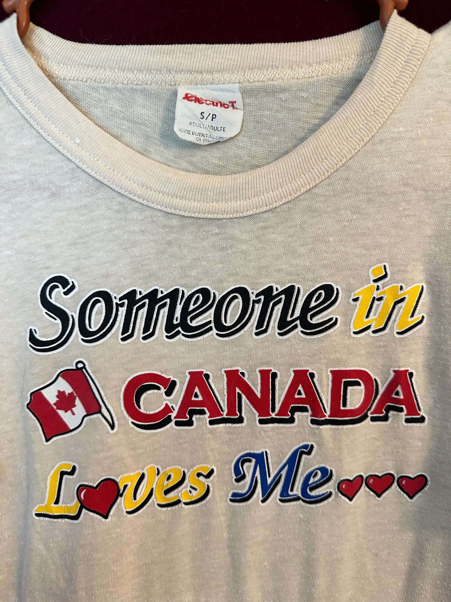 T-shirt quelqu'un au Canada